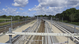 907277 Overzicht van de sporen ter hoogte van de wijk Lunetten (links), vanaf het viaduct in de Waterlinieweg te ...